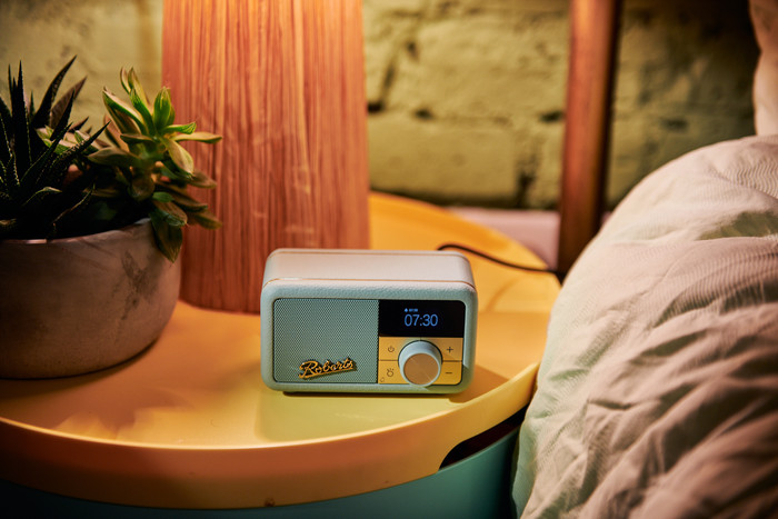 Roberts Radio Revival Petite 2 Lichtblauw product in gebruik