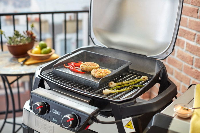 Weber Griddle Pulse 1000/2000 Series product in use