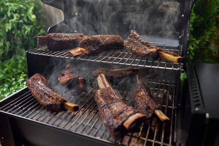 Weber Smoque + Weber Premium Housse Smoque produit à l'usage