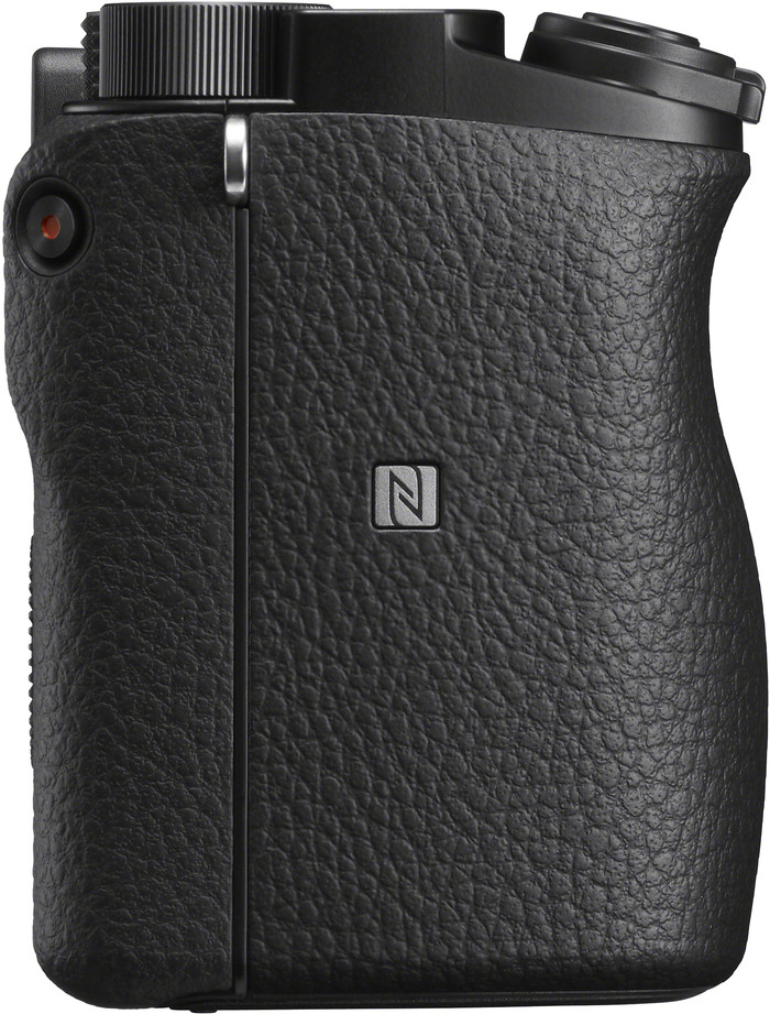 Sony Alpha A6100 + 16-50 mm f/3.5-5.6 OSS II+ 55-210 mm f/4.5-6. côté gauche