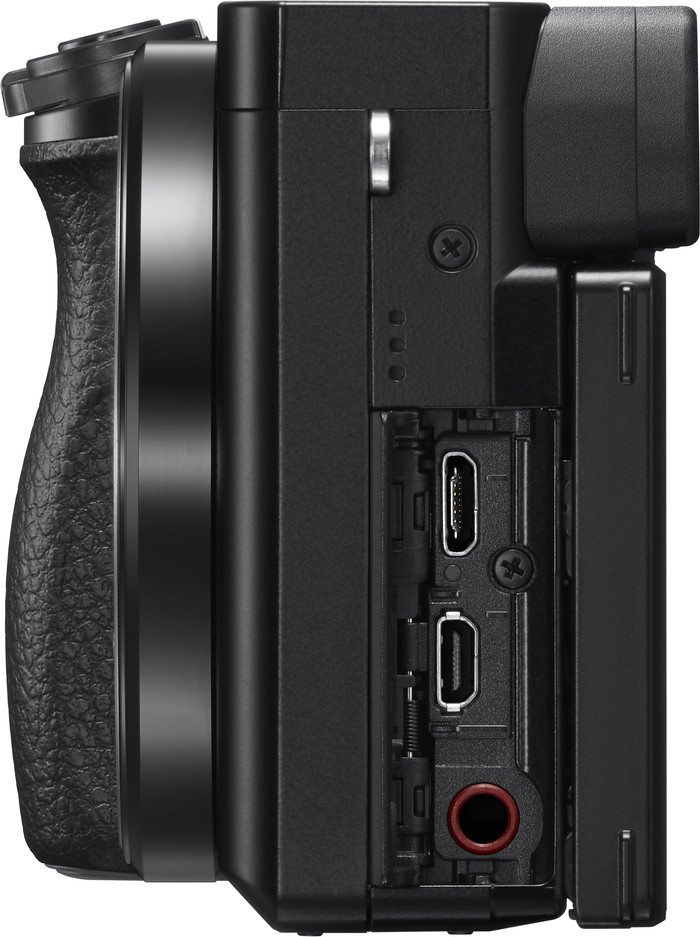 Sony Alpha A6100 + 16-50 mm f/3.5-5.6 OSS II+ 55-210 mm f/4.5-6. côté droit