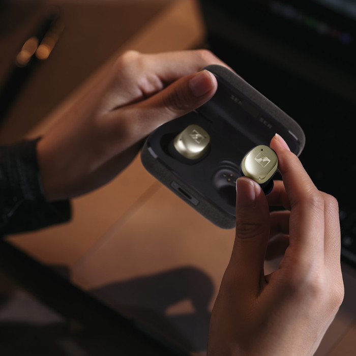 Sennheiser Momentum True Wireless 4 Goud product in gebruik