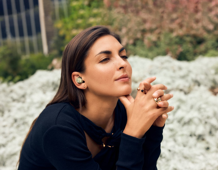 Sennheiser Momentum True Wireless 4 Goud product in gebruik