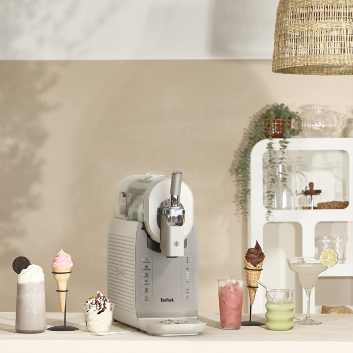 Tefal Freezi 16-in-1 Ice Cream & Frozen Drink Maker IG801A product in gebruik