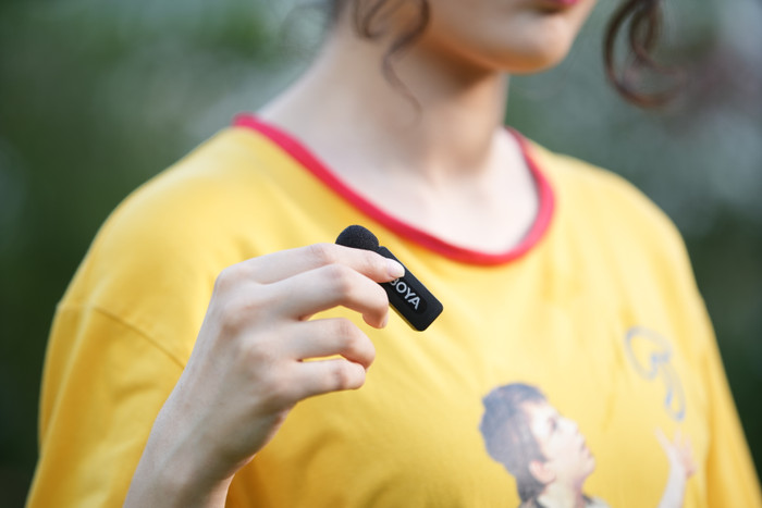 BOYA BY-V2 V2.0 (Lightning) product in use