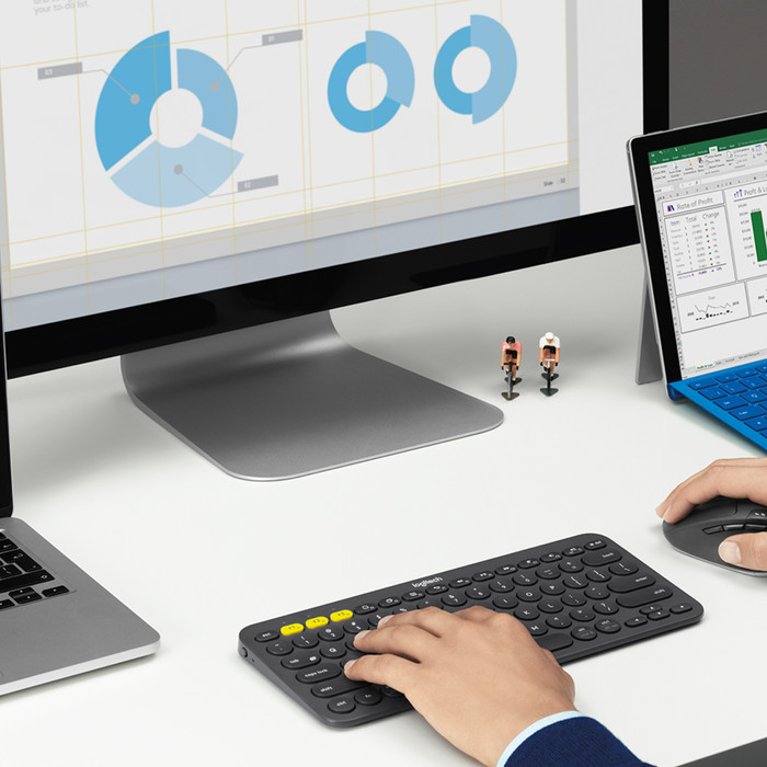 Logitech M720 Triathlon Bluetooth Mouse product in use