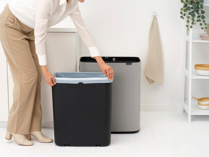 Brabantia Bo Touch Bin 60 Liter Soft Grey product in gebruik