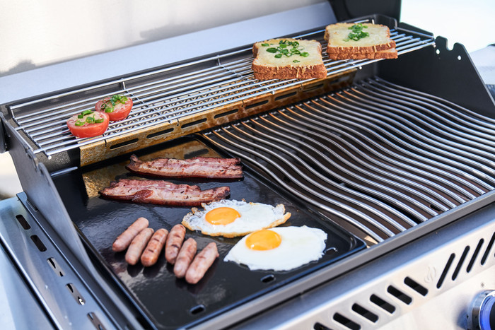 Napoleon Freestyle 425 SB Complete Pack product in use