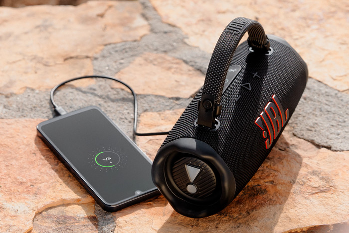 JBL Charge 6 Black product in use