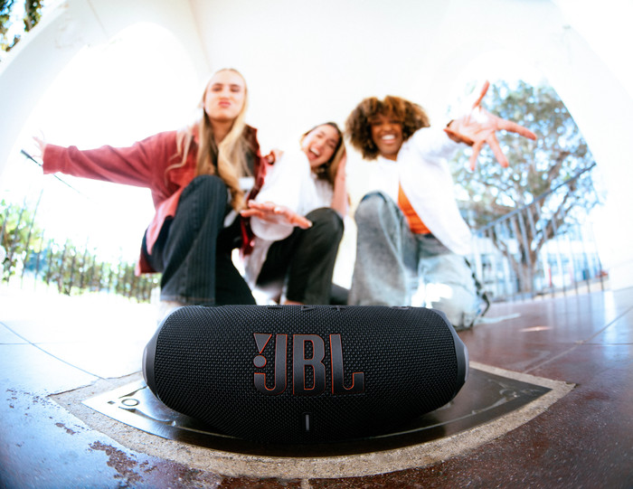 JBL Charge 6 Black product in use
