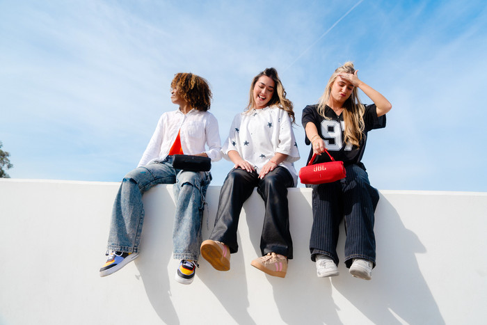 JBL Charge 6 Rouge produit à l'usage