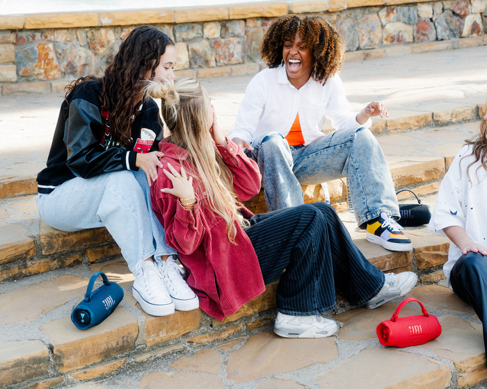 JBL Charge 6 Rouge produit à l'usage