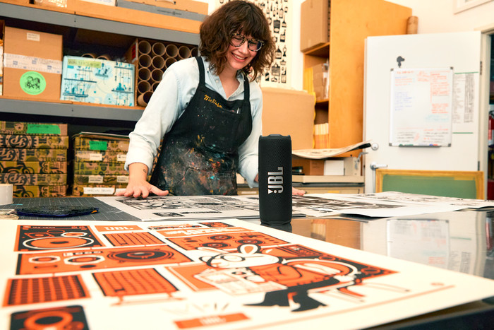 JBL Flip 7 Black product in use