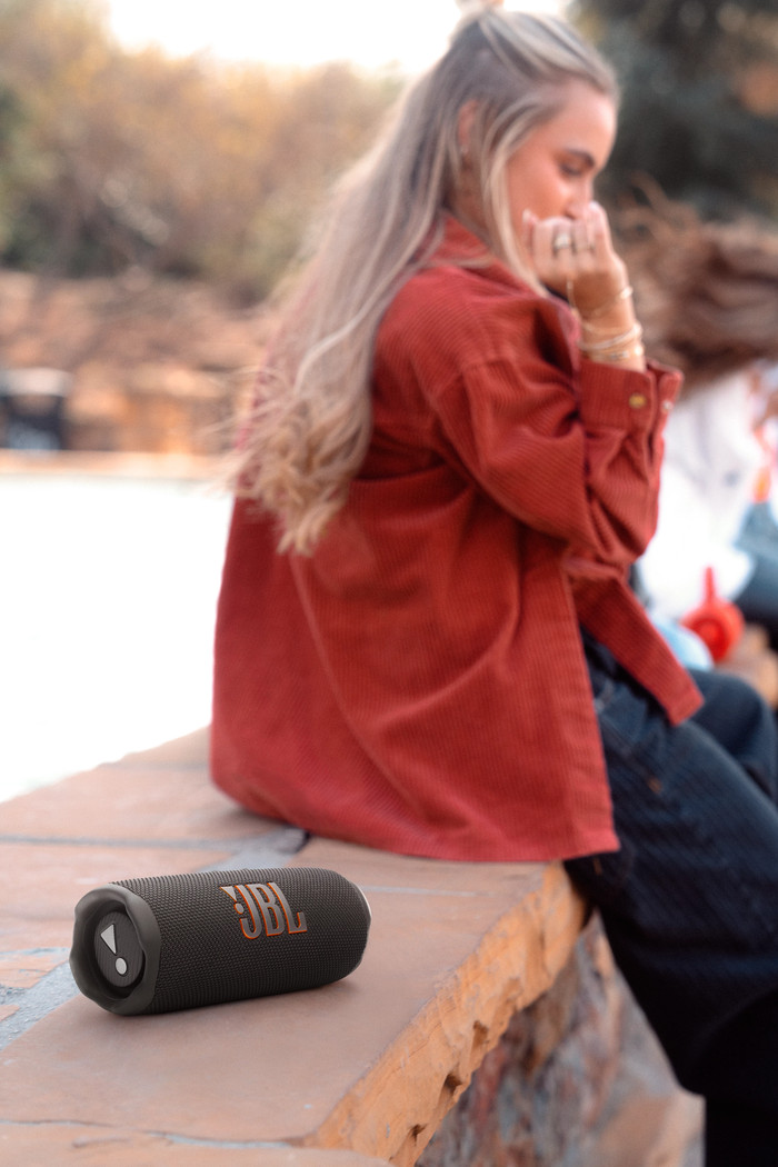 JBL Flip 7 Black product in use