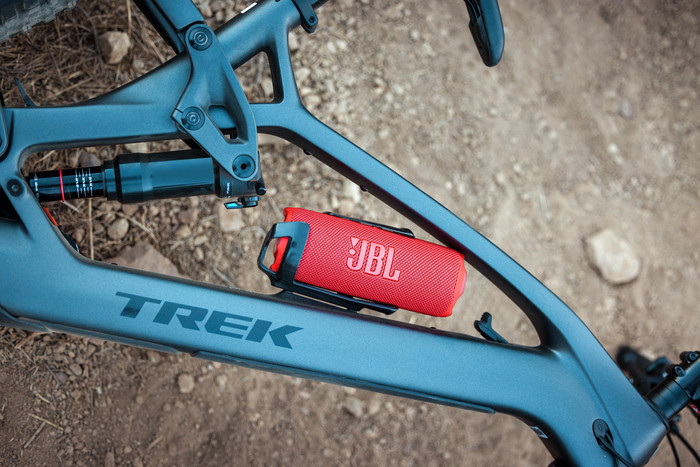 JBL Flip 7 Rouge produit à l'usage