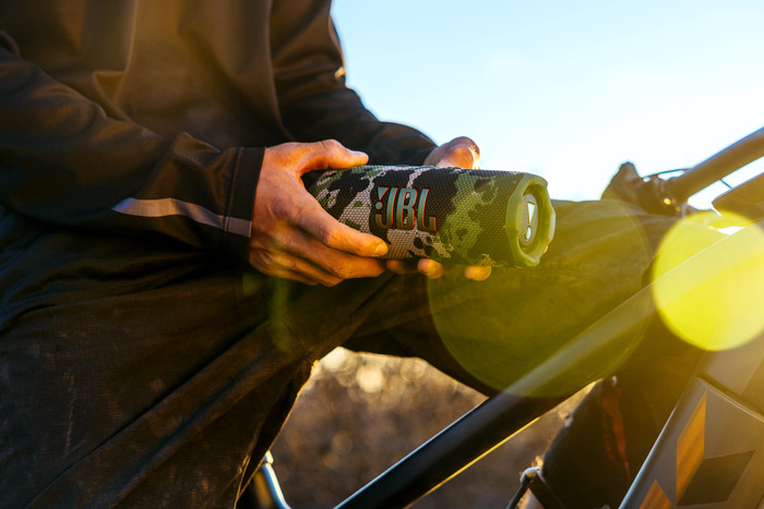 JBL Flip 7 Squad Duo Pack product in gebruik