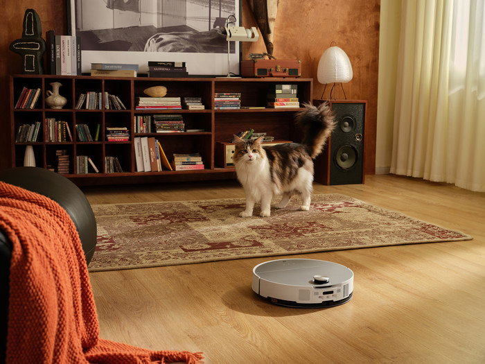 Roborock Saros 10 White product in use