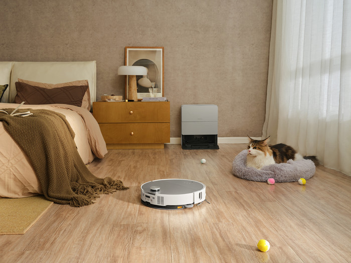 Roborock Saros 10 White product in use