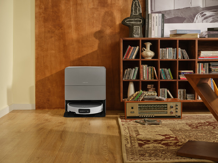 Roborock Saros 10 White product in use