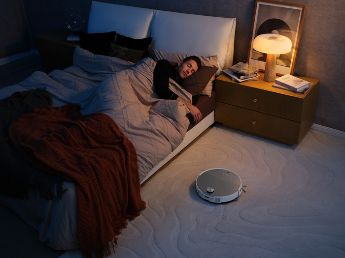 Roborock Saros 10 White product in use