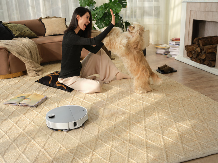 Roborock Saros 10 White product in use