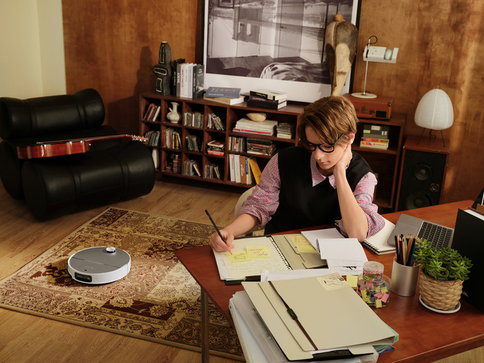 Roborock Saros 10 White product in use