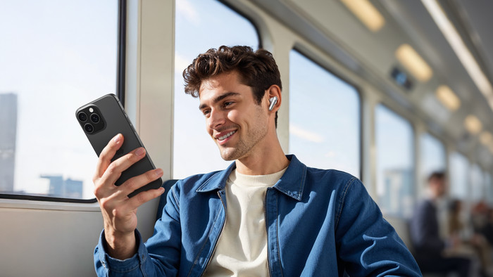 Soundcore Liberty 4 Pro Wit product in gebruik