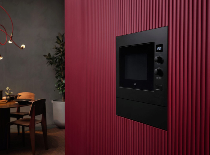 AEG OS5CM34MB product in use