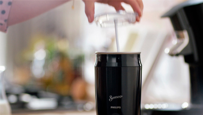 Philips Senseo Milk Twister Melkopschuimer product in gebruik