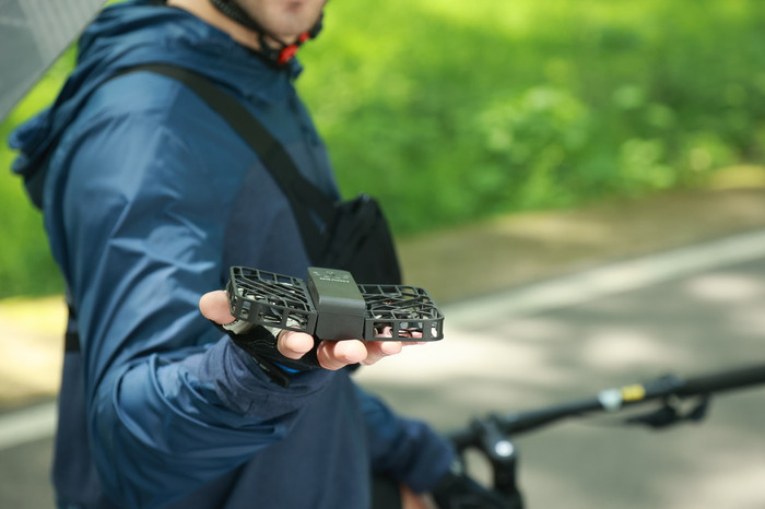 HOVERAir X1 Zwart Combo product in gebruik