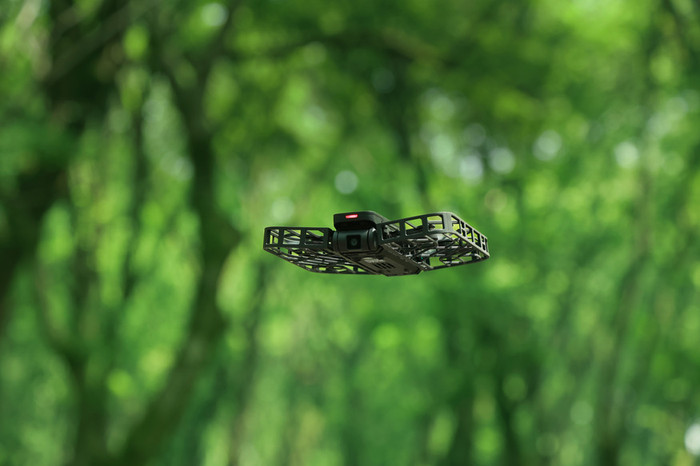 HOVERAir X1 Zwart Combo product in gebruik