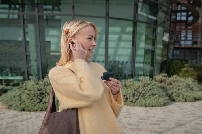 Sony WF-C710N Zwart product in gebruik