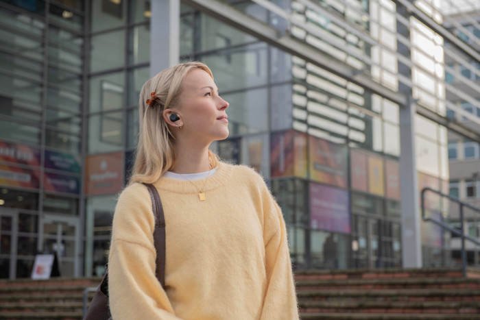 Sony WF-C710N Zwart product in gebruik