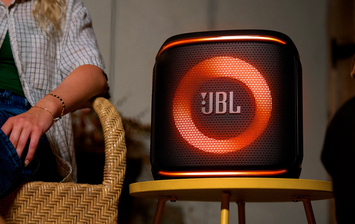 JBL Encore 2 Black product in use