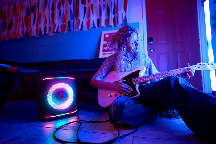 JBL Encore 2 Black product in use