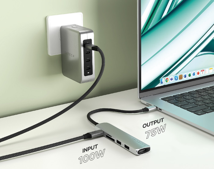Satechi Type C Slim Multi-Port Adapter V2 Space Grey product in gebruik
