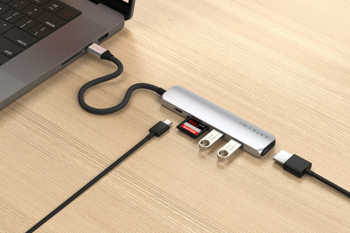 Satechi Type C Slim Multi-Port Adapter V2 Space Grey product in gebruik