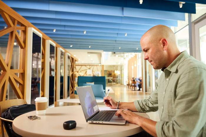 HP EliteBook X G1a- B69D5ET OLED AZERTY product in use