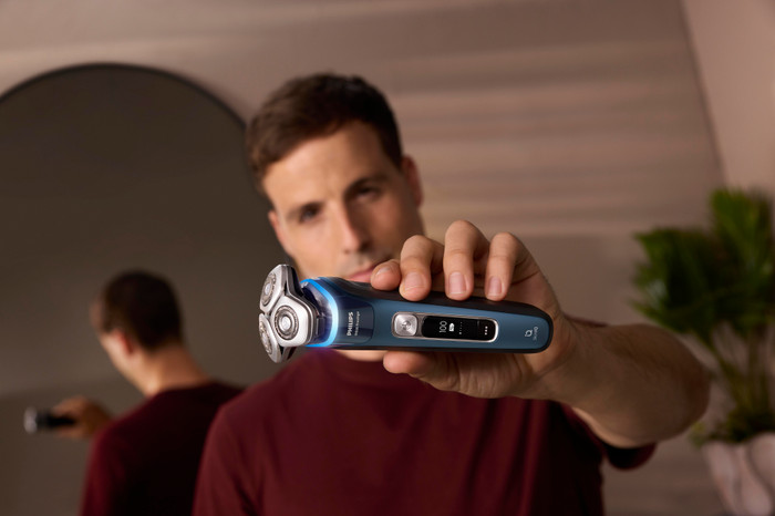 Philips Shaver i9000 Prestige XP9201/33 product in gebruik