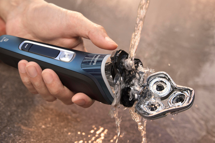 Philips Shaver i9000 Prestige XP9201/33 product in gebruik