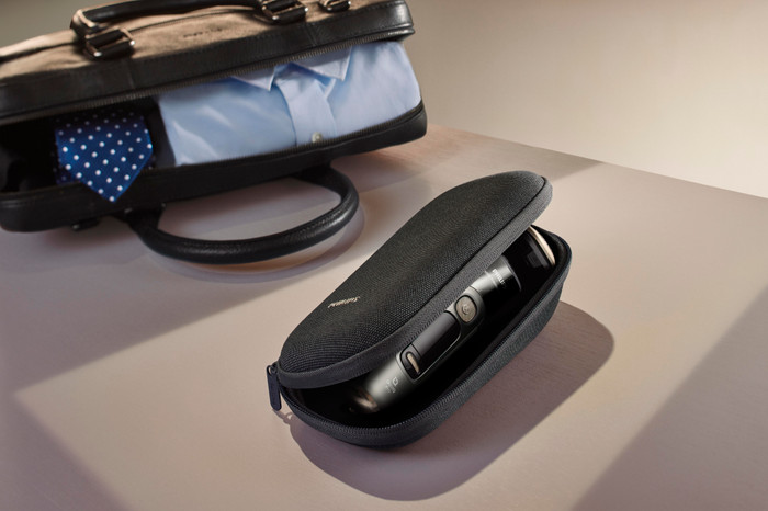 Philips Shaver i9000 Prestige Ultra XP9402/31 product in use