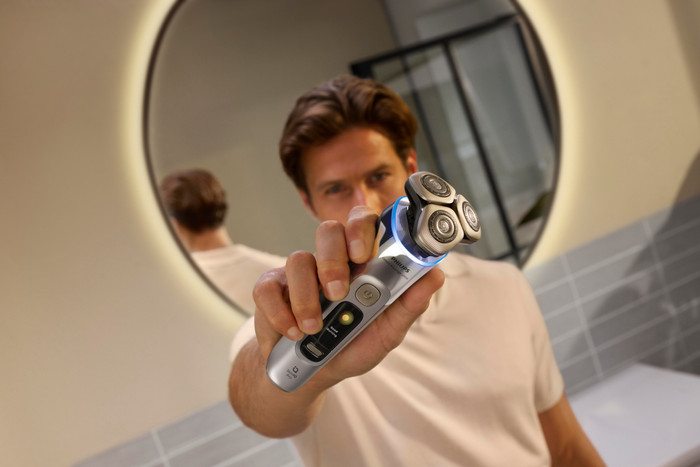 Philips Shaver i9000 Prestige Ultra XP9404/46 product in use