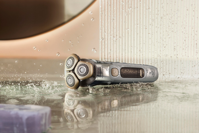 Philips Shaver i9000 Prestige Ultra XP9404/46 product in use