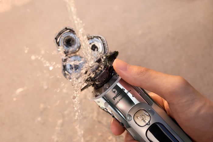 Philips Shaver i9000 Prestige Ultra XP9404/46 product in use