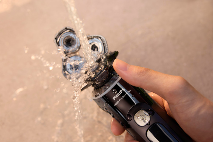 Philips Shaver i9000 Prestige Ultra XP9405/11 product in use