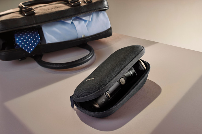 Philips Shaver i9000 Prestige Ultra XP9405/11 product in use