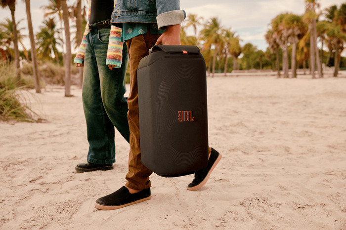 JBL PartyBox 120 Cover product in use