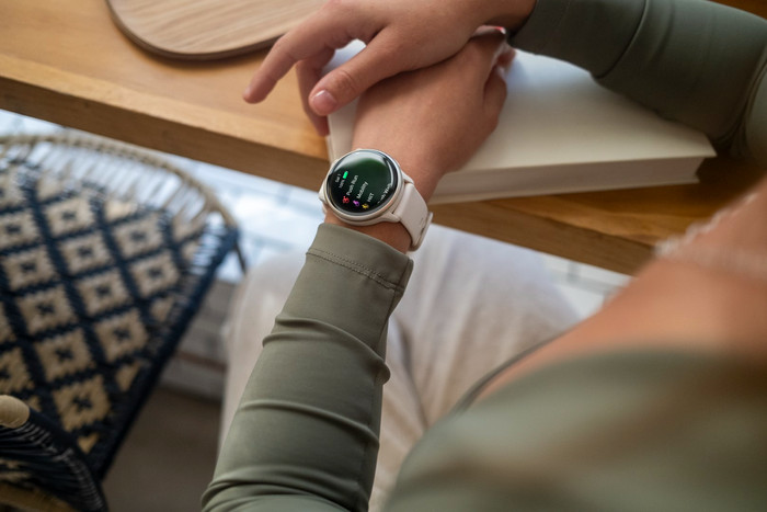 Garmin Vivoactive 6 Music Goud/Wit product in gebruik