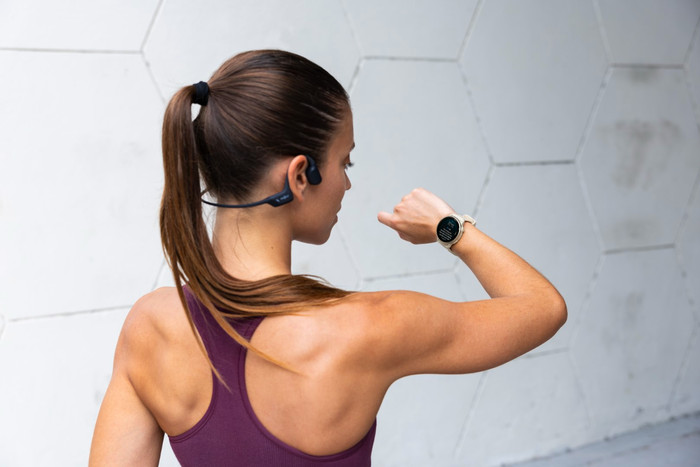 Garmin Vivoactive 6 Music Goud/Wit product in gebruik