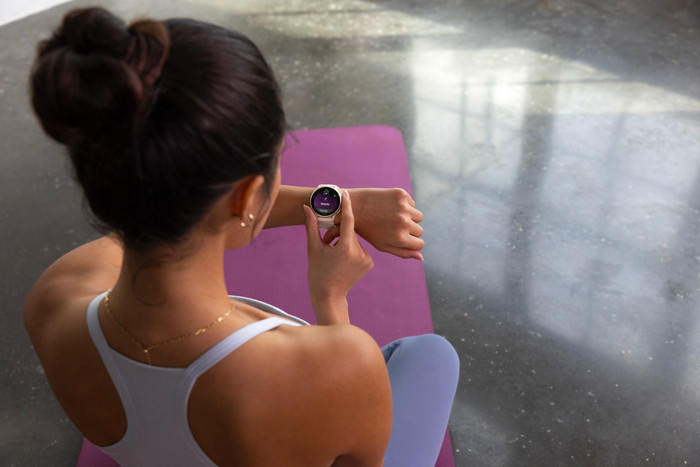 Garmin Vivoactive 6 Music Goud/Wit product in gebruik